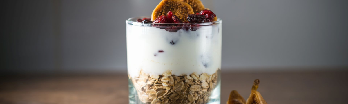 Oatmeal with yoghurt and dried fruits